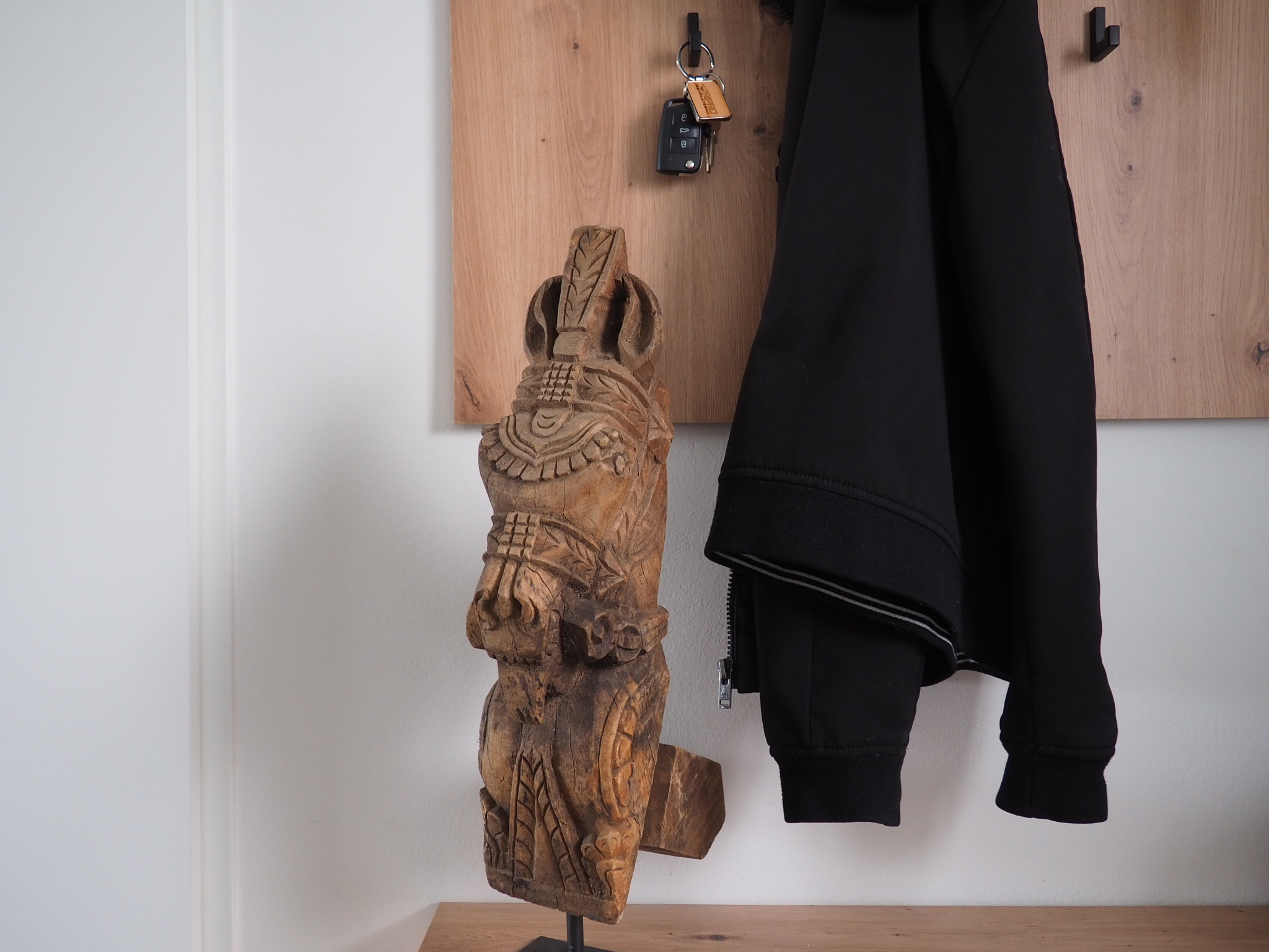 Pferdekopf_Holzskulptur_auf_Metallständer_Hauptbild